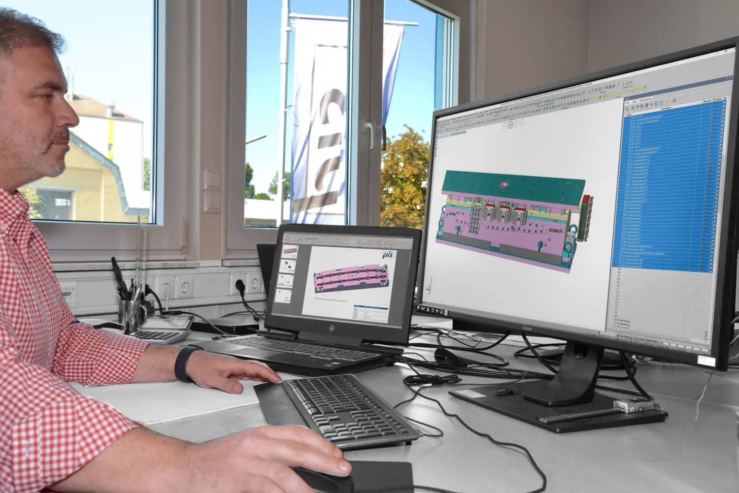 Mann mit Laptop von PLS GmbH